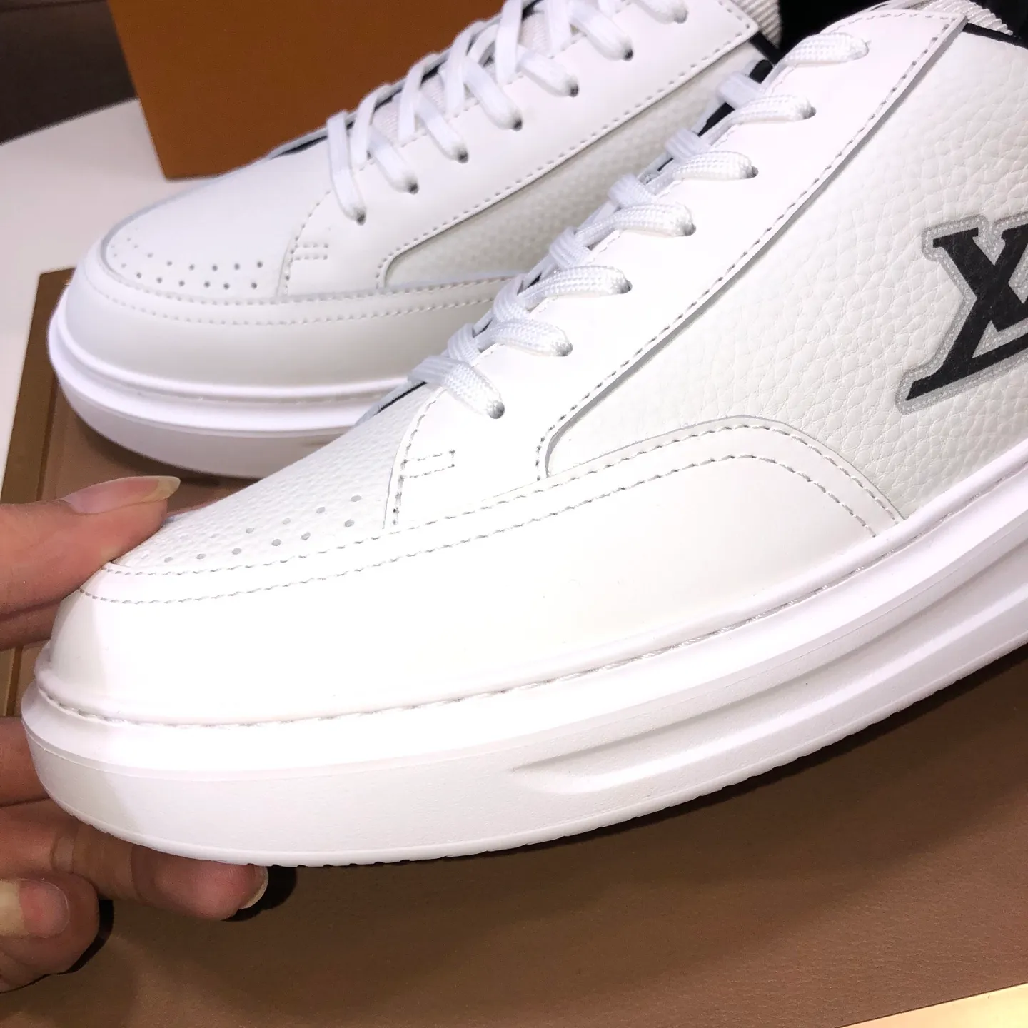 Factory batch 640💰original development, quality shipment, welcome to compare - LV sneaker series sports shoes introduce the loose silhouette of the ready-to-wear series into the spring and summer men's wear shows and make an eye-catching appearance. The cow leather upper is combined with rough fabric laces, and colorful beading highlights the brand's classic elements. LV letters mark the tongue and Monogram floral outsole. Mixed materials Made of top-grain cowhide, thick shoelace design, large Monogram print on the side, mesh lining and cotton feet, the comfort is as extreme as ever, premium heritage, quality first, worth owning! Size: Men’s 38-45 (45 is custom-made and cannot be returned or exchanged)